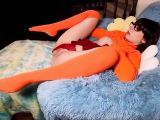 Hirsute screws Velma: This babe pulls off his cock-sock & wraps her legs constricted 4 a massive creampie