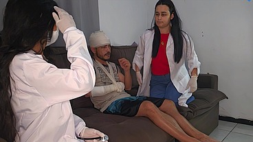 Enfermeiras Brazileiras cuidam de paciente