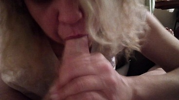Blow Job bis zum Ende und dann mit dem Sperma spielen...