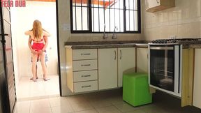 fudeu a branquinha safada na cozinha de vestido curto e o corno batendo uma punheta no banheiro