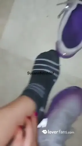 Deportivas y pies muy muy sudados. Los calcetines ya tienen dueño, puedes aspirar a conseguir mis deportivas, las suelas, o venir a lamerlas antes de que las meta en la lavadora. Video 5 minutos Hazt…