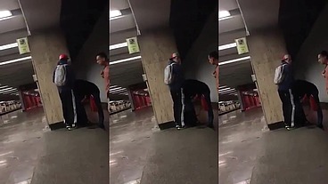 Fiz pegacao na plataforma do metrô em público