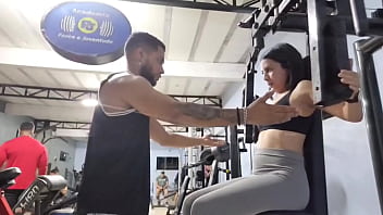 Personal da academia oferece ajuda a aluna e ele vai a sua casa lhe dar uma aula particular