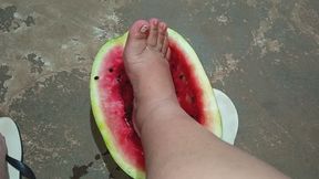 Pies jugosos en la sandia- Jugos, semillas y sonidos pegajosos.