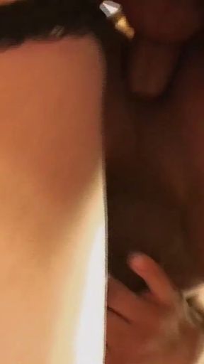 Typ hat ersten dreier mit zwei vollbusigen transen   Clip 2