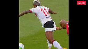 Vitinho do Flamengo fica de sunga durante partida