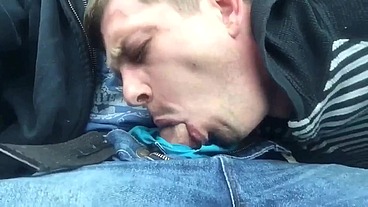 Passageiro pagou a viajem do Uber com uma mamada bem gostosa na piroca dele