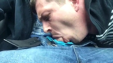 Passageiro pagou a viajem do Uber com uma mamada bem gostosa na piroca dele