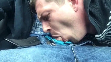 Passageiro pagou a viajem do Uber com uma mamada bem gostosa na piroca dele