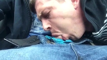 Passageiro pagou a viajem do Uber com uma mamada bem gostosa na piroca dele