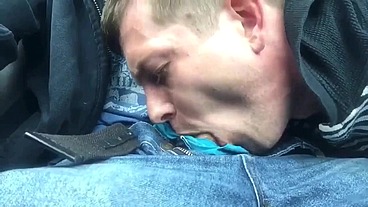 Passageiro pagou a viajem do Uber com uma mamada bem gostosa na piroca dele