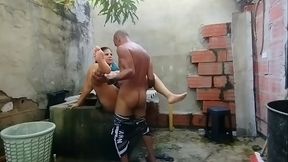 Mi asqueroso padrastro no se puede resistir a mi gran culo que termina follando mientra mi mama no est&aacute_ en casa