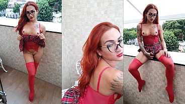 Estudante ignora as pessoas que olhavam na rua e se exibe peladinha durante uma sessão de fotos na varanda