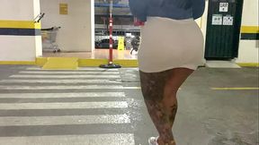 MUJER DESCONOCIDA MASTURBANDOSE HASTA CHORREARSE EN EL ESTACIONAMIENTO