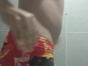 Me vesti de mulher usando sutiã e saia