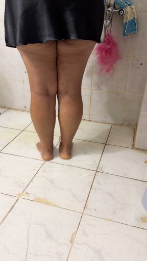 Boss's wife with big ass takes a bath