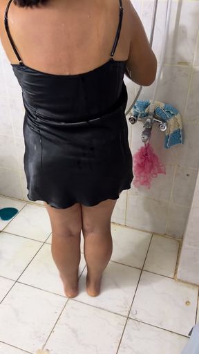 Boss's wife with big ass takes a bath