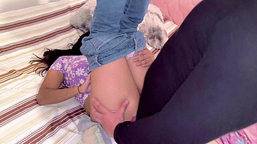 Cuando NADIE NOS VE, Mi papi me baja mis Jeans y me rompe mi Panochita [Exclusivo]