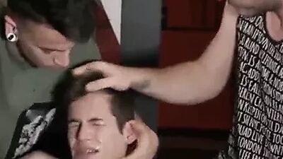 Frocetto sottomesso da due bulli