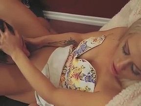 Kole liże cipkę blondyneczki