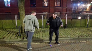 Store pik fyre dominerer i en vild trekant med blowjobs, handjobs og intens røvknepning