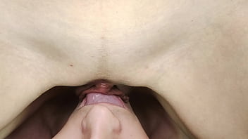 Wet pulsing vulva slides on man&#039_s tongue