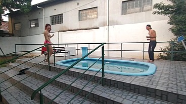 Festa na piscina na casa de swing.