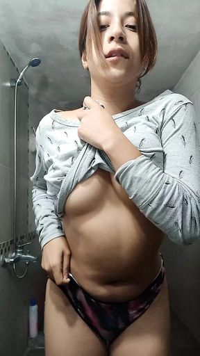 Selene does naked when she is left alone at home looks at her wet pussy