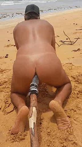Ladysilva na praia cheia de tesao fudendo sua bunda gostosa com um pau grande e grosso