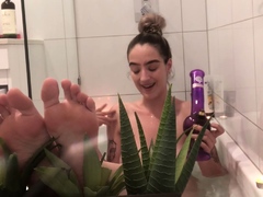 Real amateur teen plays with toys as she masturbates