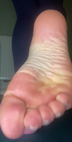 Gym babe shows off her stinky feet before a sloppy blowjob from boyfriend
