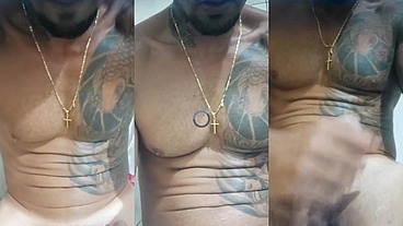 Tatuado gostoso e moreno