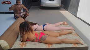 neighbor went to ask for cold water and did very well with two hot girls without condoms who were sunbathing in the backyard