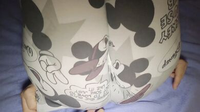 Mi Vecina quiere un creampie en su coño peludo mientras su marido trabaja. Casero real.