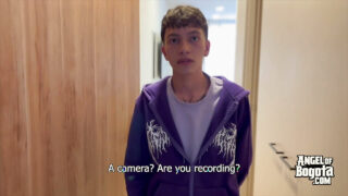 Dua pria gay amatir yang baru pertama kali melakukan seks anal tanpa kondom dan oral seks dalam sudut pandang orang pertama yang panas dengan permainan kaki