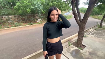Linda latina desconocida quiere que yo la penetre duro a cambio de que yo la lleve a su casa a verse con su marido.
