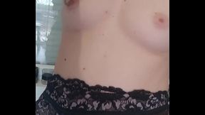 Toute excit&eacute_e dans mon salon