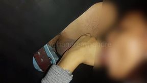 mi novia se la chupa a desconocidos en el gloryhole hasta que se vienen en su boca