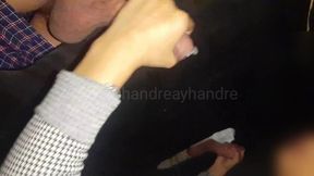 mi novia se la chupa a desconocidos en el gloryhole hasta que se vienen en su boca