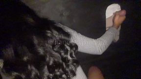 mi novia se la chupa a desconocidos en el gloryhole hasta que se vienen en su boca
