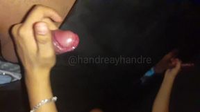 mi novia se la chupa a desconocidos en el gloryhole hasta que se vienen en su boca