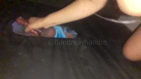 mi novia se la chupa a desconocidos en el gloryhole hasta que se vienen en su boca