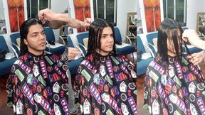 cortando o cabelo com o melhor cabelereiro