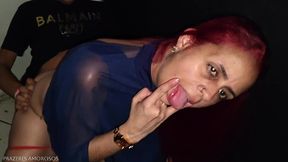 cremosa cheia de tesao colocou o corno pra chupar na cabine glory hole