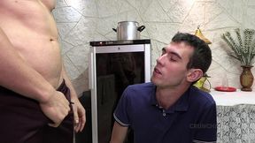 il emmene son ptoe pour baiser un gay chez lui