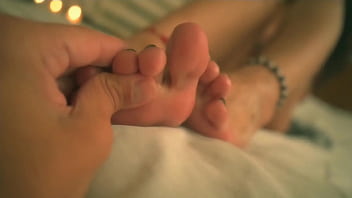El orgasmo empieza en los pies: morena tatuada se rinde al placer del tacto