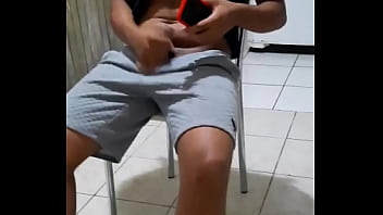 Gay batendo uma e filmando