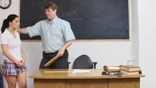 顽皮的女学生扮演者被她的老师打屁股