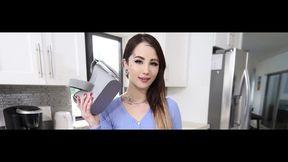 VIRTUAL PORN - Geiles Dienstmädchen Valerica Steele Putzt Geschirr, Während Schmutzig Wird