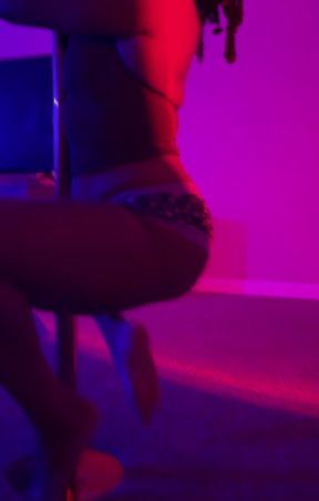 Ebony booty dancer shows off her pole skills while shaking her ass